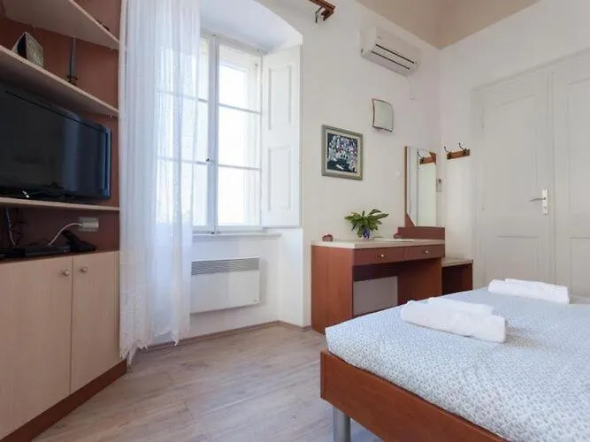 Iveta - Two-bedroom With Terrace And Sea View Nik A Апартаменты