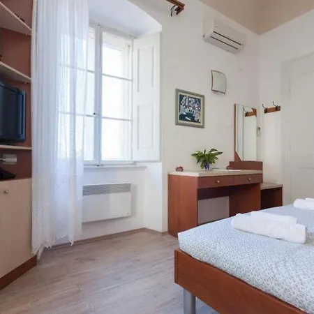 Iveta - Two-bedroom With Terrace And Sea View Nik A Apartment