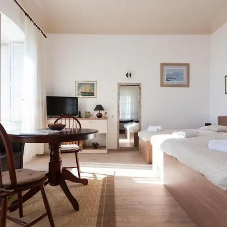 Iveta - Two-bedroom With Terrace And Sea View Nik A