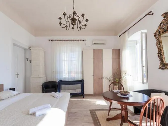 Iveta - Two-bedroom With Terrace And Sea View Nik A